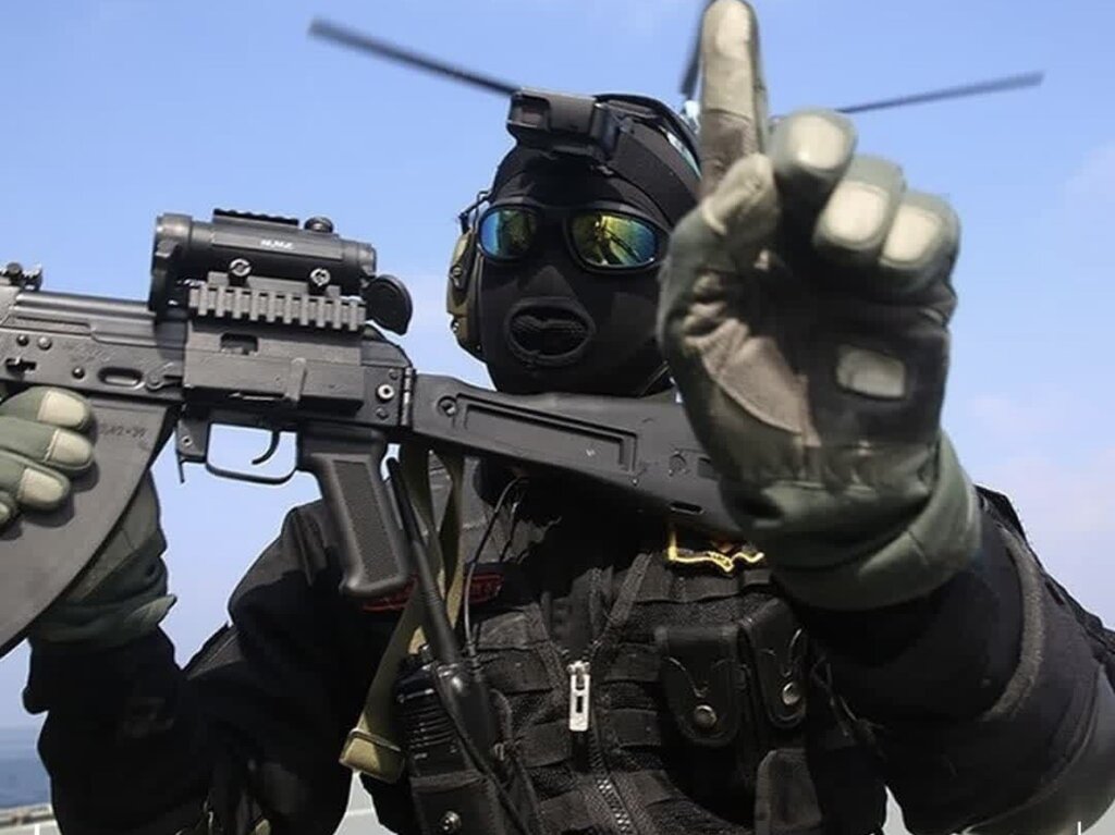 تصاویر | ماندگارترین قاب‌ها از رویارویی بچه‌های سپاه با راهزنان دریایی آمریکا