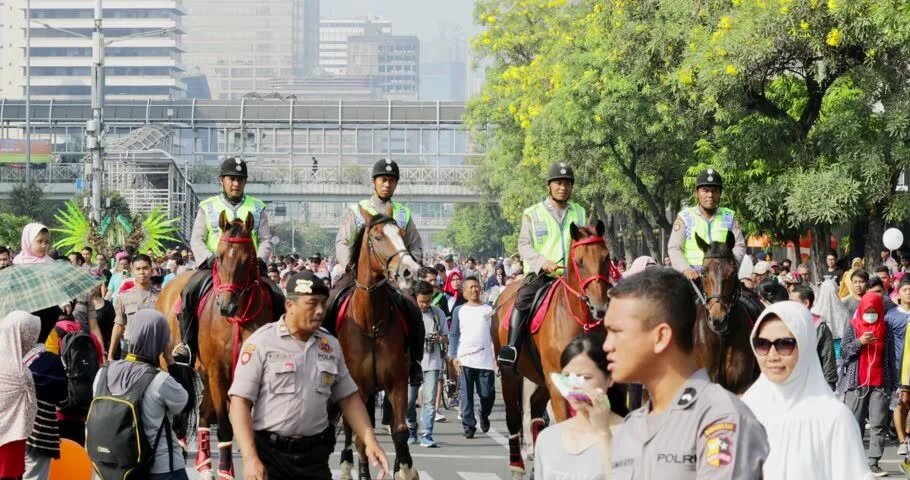 پليس سواره اندونزي متشكل از نيروهاي مرد و زن است كه در ميان مردم اين كشور محبوبيت بالايي دارند.