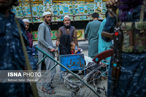 خانواده‌ای افغانستانی که منتظر باز شدن مرز طرخم شهر جلال آباد هستند و قصد مهاجرت به پاکستان را دارند.