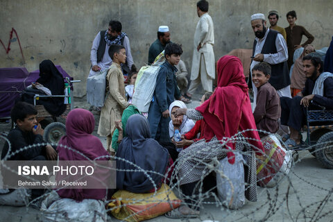 مهاجران افغانستانی در حال انتظار برای ورود به خاک پاکستان هستند.