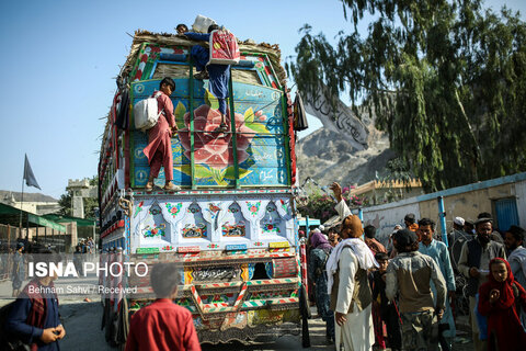 روزانه کوله‌هایی پر از گوشی‌های تلفن همراه دست دوم و قطعات کامپیوتر از طریق مرز طرخم به پاکستان منتقل می‌شود. در ازای این کار به هر نفر 50 تا 100 روپیه افغانی دستمزد داده می‌شود.