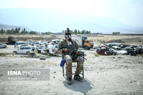 یکی از نیروهای طالبان با چهره‌ای پوشیده در مقر ایست بازرسی جاده شهر جلال آباد ایالت ننگرهار.