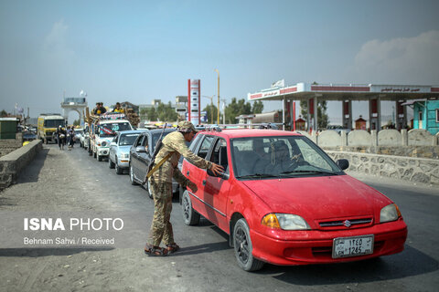 ایست بازرسی طالبان در جاده شهر جلال آباد مرکز ایالت ننگرهار. پس از چند عملیات انتحاری توسط گروهک داعش در شهر جلال اباد، اعضای طالبان تعداد زیادی ایست بازرسی در این منطقه ایجاد کرده‌اند.