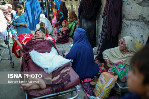 «شاه ضیا» زنی 30 ساله و ساکن ولایت ننگرهار افغانستان است. او دچار نارسایی شدید کلیه است و برای درمان قصد سفر به پاکستان را دارد. او و خانواده‌اش بیش از دو روز در صف طولانی خروج از مرز طرخم بودند.