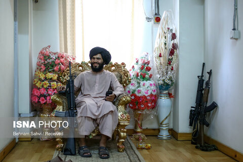 عبدالله 22 سال دارد و 10 سال در مکتب قرآنی درس خوانده است. او از هفت سال پیش تاکنون عضو طالبان است و دروس قرآنی نیز تدریس می‌کند.