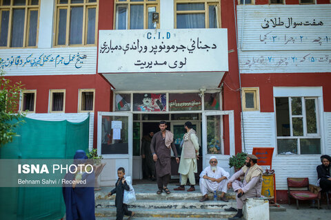 ساختمان امور جنائی فرماندهی شهر جلال‌آباد که پس از سقوط دولت به مقر نظامی طالبان در این شهر تبدیل شده است.