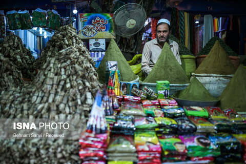 یک فروشنده پاکستانی که در بازار شهر جلال‌آباد حنا می‌فروشد. حنا در افغانستان بسیار پرمصرف است و زنان برای رنگ کردن مو و تزیین دست‌ و پا از آن استفاده می‌کنند.
