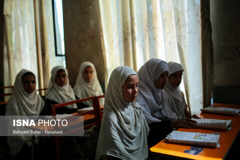 دختران زیر 10 سال ساکن شهر جلال آباد در کلاس درس یکی از مدارس آکادمیک شهر جلال آباد. در نظام آموزشی فعلی دختران تنها تا سن 12 سالگی اجازه تحصیل دارند.