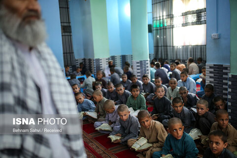 دانش‌آموزان در شیفت پسرانه در یکی از کلاس‌های گروهی مرکز «الندوه روزنتون» در حال تمرین روخوانی قرآن کریم هستند.