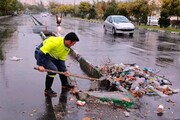 بیرون کشیدن زباله‌های عجیب از جوی‌ها و کانال‌های آب تهران در روزهای اخیر