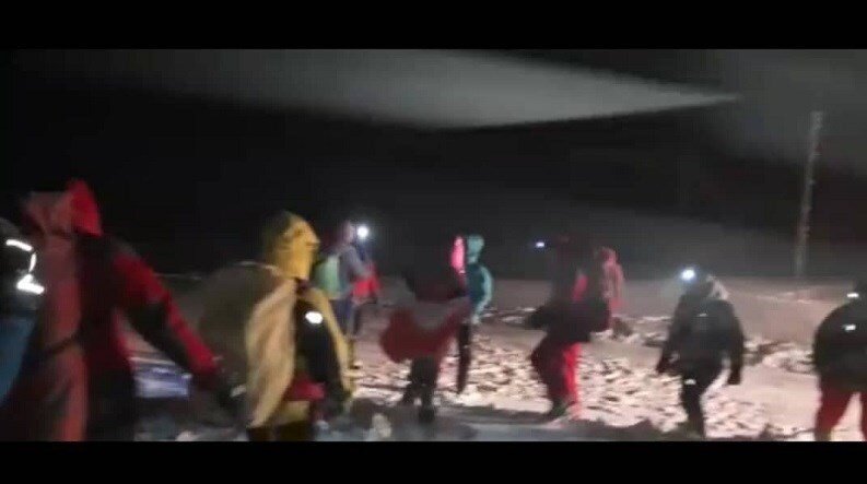 تصاویر | نجات شبانه ۲ زن جوان در قله توچال 
