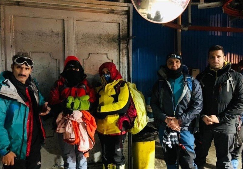 تصاویر | نجات شبانه ۲ زن جوان در قله توچال 