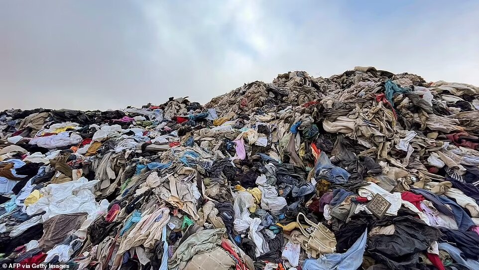 آلودگی صنعت مد - کوه لباس در شیلی