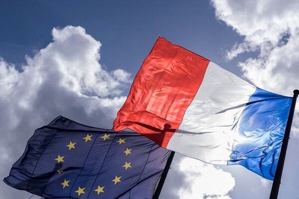 ماجرای تغییر رنگ پرچم فرانسه توسط مکرون چه بود؟  | تغییری که ۳ سال کسی متوجه آن نشد 