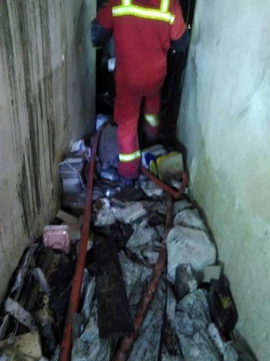 ویدئو و تصاویر | انفجار و آتش‌سوزی شدید در محله اتابک | نجات ۲ کارگر محبوس‌ در آتش