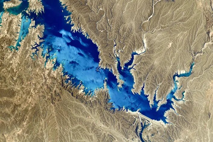 عکس‌های خیره‌کننده فضانورد فرانسوی از دریاچه سد کرخه تا شفق‌های قطبی