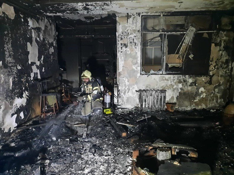 تصاویر | آتش‌سوزی در یک ساختمان مسکونی در تهران | اعضای خانواده حین فرار به درِ بسته خوردند