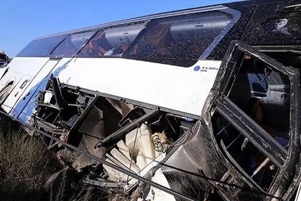 ویدئو | تصادف شدید مینی‌بوس با تریلر در جاده خاوران | ۱۲ نفر مصدوم شدند