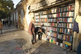 کوچک‌ترین کتابفروشی تهران کجاست؟ | این جاذبه فرهنگی ۶۰ساله بر تن یک دیوار جا خوش کرده است