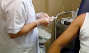 مرد ایتالیایی ضد واکسن برای واکسن نزدن از پروتز استفاده کرد