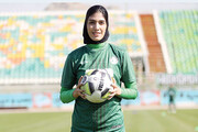 عکس | اقدام زیبای بانوی فوتبالیست ایران در زمین فوتبال | شیر دادن به فرزند با کمک کاپیتان رقیب