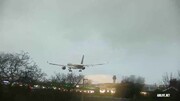 فیلم| فرود ترسناک هواپیما در میان بادهای شدید در فرودگاه منچستر انگلیس