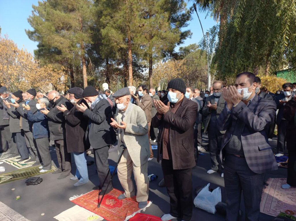 ببینید | تصاویر اقامه با شکوه نماز باران در اصفهان با حضور پرشور مردم
