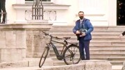 ببینید | حضور وزیر جدید آلمان با دوچرخه در کاخ ریاست جمهوری