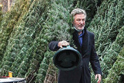 عکس | بازیگر معروف بعد از کشتن همکارش در حال خرید درخت کریسمس