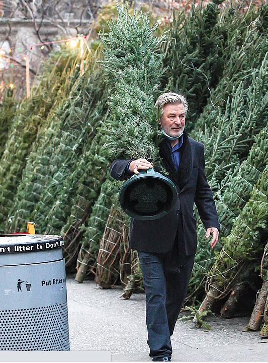 عکس | بازیگر معروف بعد از کشتن همکارش در حال خرید درخت کریسمس
