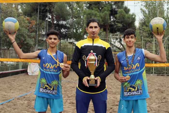 بچه‌ها مچکریم | مدال قهرمانی تیم والیبال ساحلی در دستان زیر ۱۹ ساله‌های منطقه ۱۹