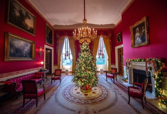 تصاویر | تزئینات کریسمس کاخ سفید و کاخ سلطنتی انگلستان | از بیمارستان زنجبیلی تا لباس نوجوانی ملکه