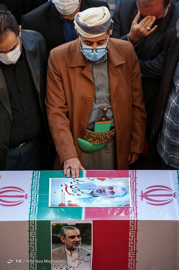 تصاویر | ظاهر متقاوت دیپلمات یمنی در مراسم تشییع شهید «حسن ایرلو»