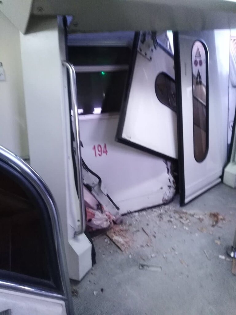 عکس | مترو کرج ـ تهران از ریل خارج شد | برخورد دو قطار مترو؛ ۱۰ نفر آسیب دیدند