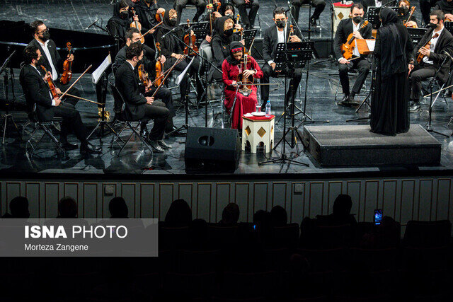 ارکستر موسیقی سرزمین مادری با رهبری نزهت امیری روی صحنه رفت