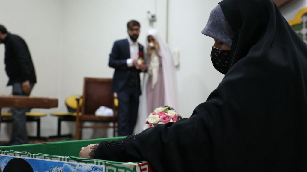 تصاویر | ماجرای یک عروسی جالب در معراج شهدا | پیکر شهید مدافع حرم مهمان ویژه مراسم عقد ما بود