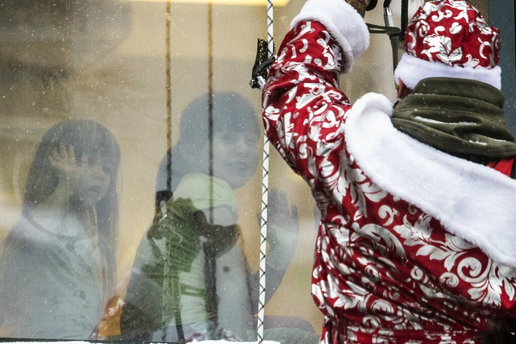 عکس روز| «بابا سرما»ها در بیمارستان کودکان
