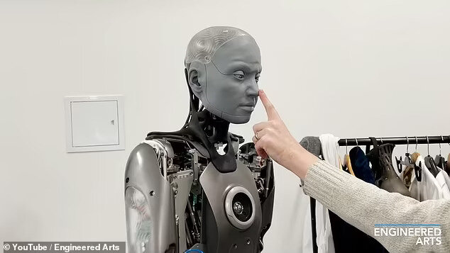 فیلم| پیشرفته‌ترین ربات‌ انسان‌نمای جهان دست مزاحم را کنار می‌زند