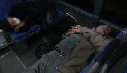تصاویر تلخ اتوبوس خوابی زنان و مردان در تهران | واکنش‌ها به اتوبوس شب