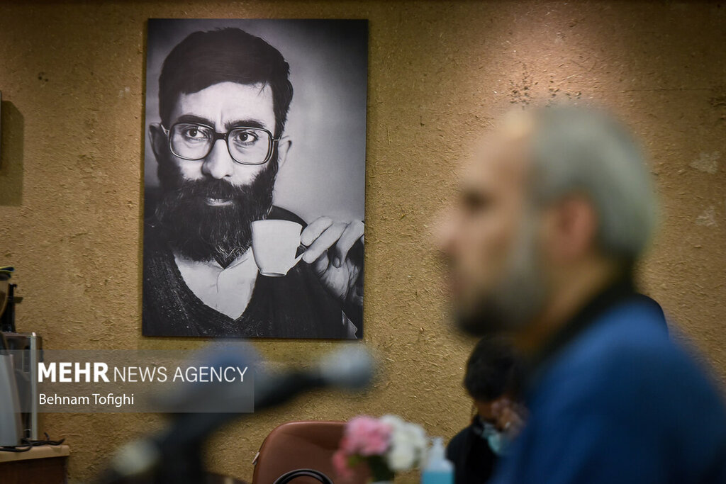 عکسی قدیمی و کمتر دیده شده از رهبر انقلاب در جوانی