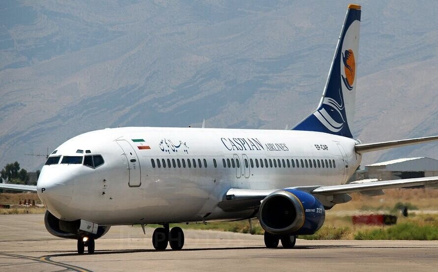 هواپیمای پرواز مشهد به اصفهان از باند خارج شد | فیلم لحظه فرار مسافران از هواپیما | یکی از مسافران: لاستیک هواپیما هنگام فرود ترکید