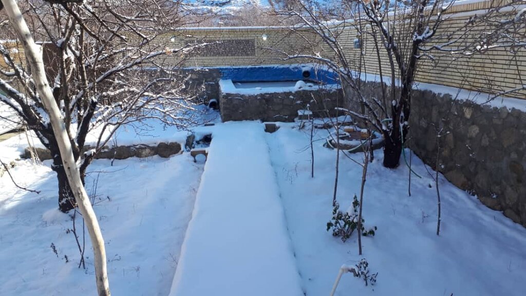 تصاویر | بارش اولین برف در روستاهای اطراف یزد و خوشحالی مردم