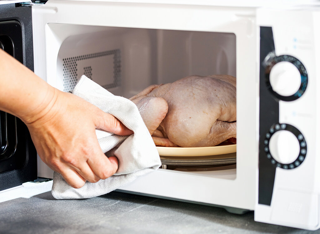 defrosting chicken in microwave - ماکروویو - مرغ - غذا