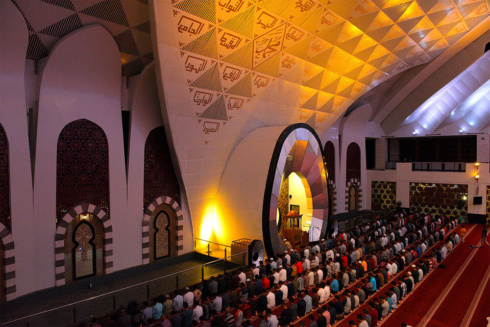 فضاي داخلي مسجد بزرگ سوماترای غربی در اندونزی و محراب معروف آن
