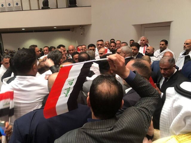 ببینید | درگیری فیزیکی در پارلمان عراق | کار رئیس به بیمارستان کشید