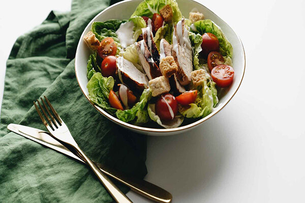 طرز تهیه سالاد سزار با سس رژیمی | با ۲ روش ساده یک سالاد خوشمزه درست کنید