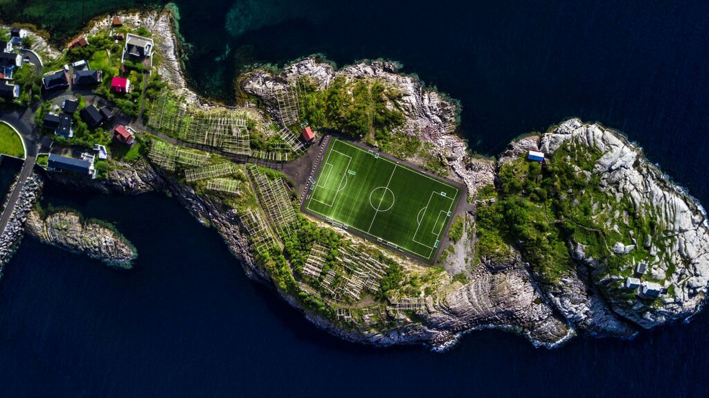 عکس | جذاب‌ترین استادیوم فوتبال جهان در قلب اقیانوس اطلس 
