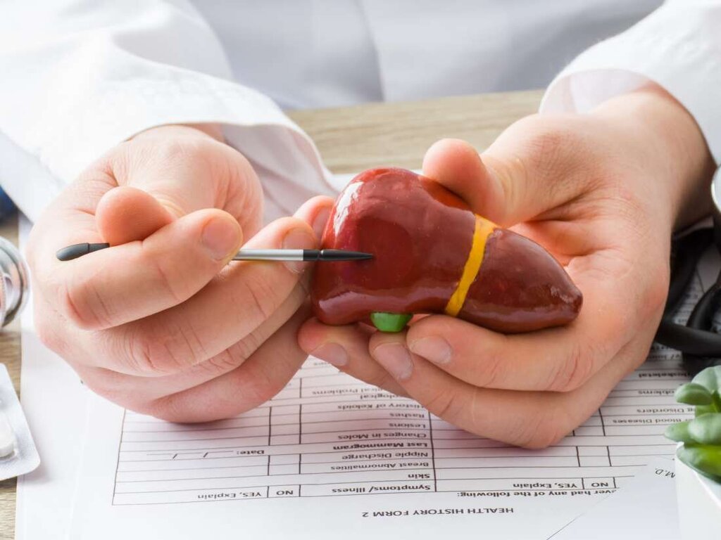 این قسمت از بدن به شما میگوید که حال کبد خوب نیست | چگونه می توانید اولین علائم بیماری کبد را تشخیص دهید؟