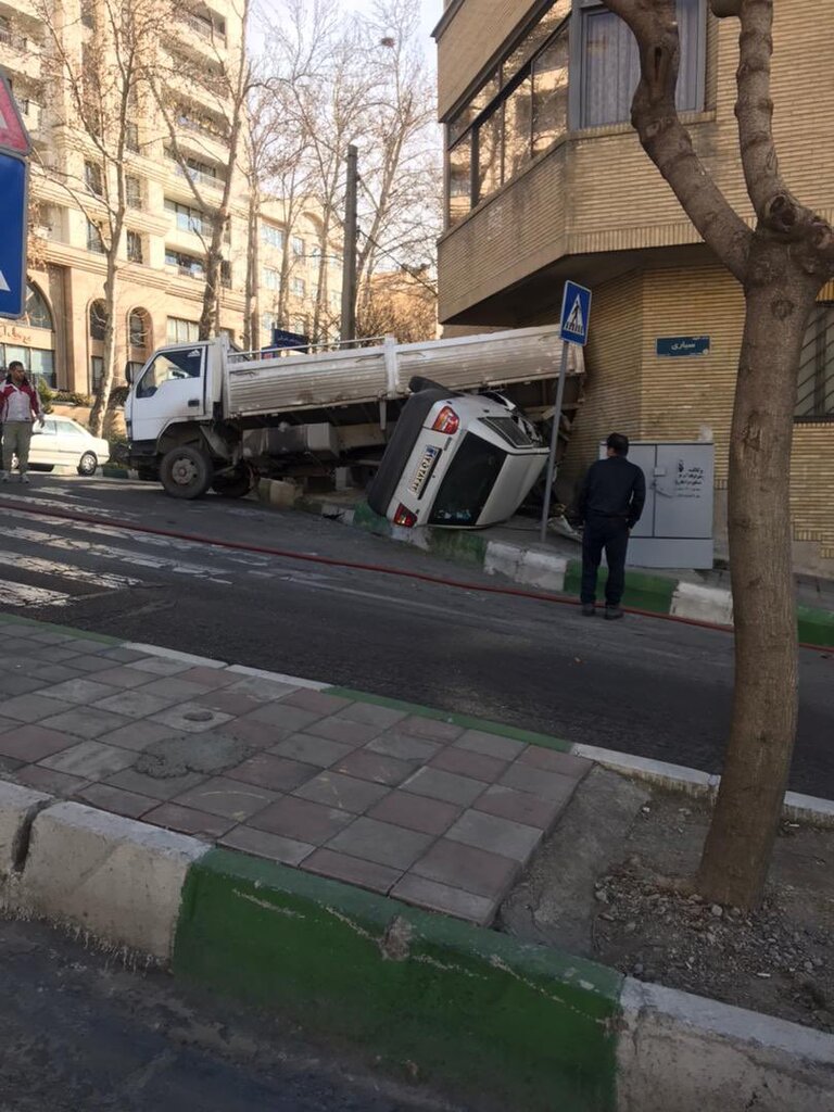 عکس | خاور بعد از عبور از روی پراید سر از یک منزل مسکونی درآورد