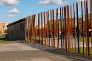 عکسی تاریخی و تکان دهنده از دیوار برلین |  گاهی انسانیت گناه بزرگی است...